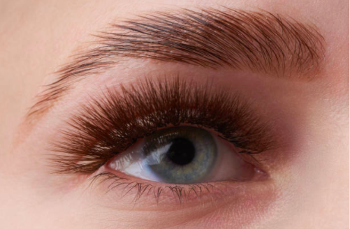 Brow-Lifting ist bei uns immer mehr im Kommen. Brow-Lifting ist eine schöne Möglichkeit dünne Augenbrauen voluminöser erscheinen zu lassen oder mit bereits buschigen Brauen ein Statement zu setzen. 

Ähnlich wie beim Lash-Lifting werden auch hier die Augenbrauen erst in Form gebracht und dann fixiert. Bitte färbe deine Augenbrauen mindestens 14 Tage vorher nicht.